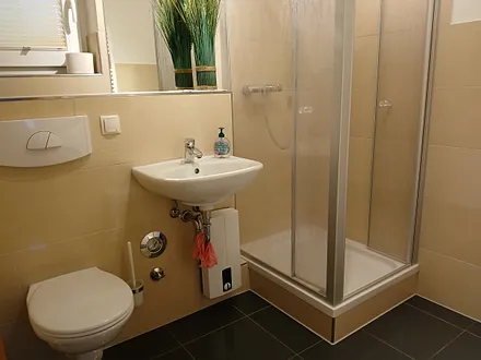 Badezimmer mit Dusche und WC