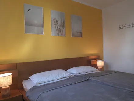 Schlafzimmer 1 mit Doppelbett (180 x 200 cm)