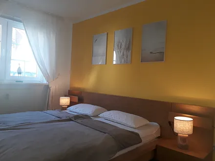 Schlafzimmer 1 mit Doppelbett (180 x 200 cm)