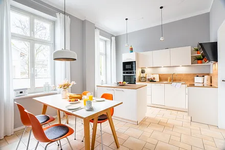 Küche mit Esstisch