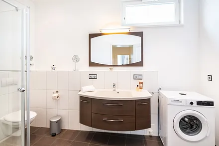 Bad mit Dusche und Waschmaschine