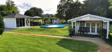 Außenanlage 2025 mit neuem überdachten Pavillon