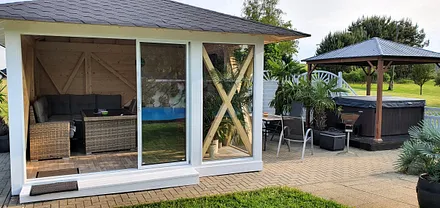 Außenanlage 2025 mit neuem überdachten Pavillon