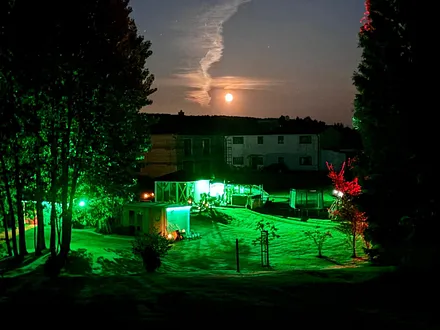 Grünanlage bei Nacht 2025
