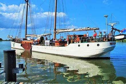Die "Weiße Düne" legt in 500 m von der Unterkunft zur Rundfahrt ab.