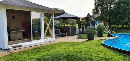 Außenanlage 2025 mit neuem überdachten Pavillon