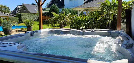 Überdachter Whirlpool - Jacuzzi