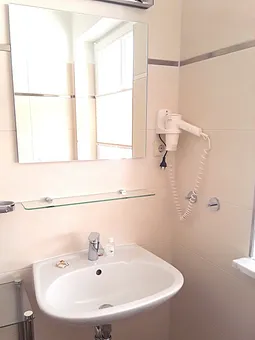 Bad mit Dusche und WC