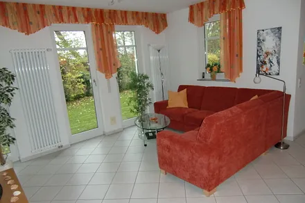 Großzügiges Wohnzimmer mit gemütlicher Sitzecke; 2 Leselampen. Wohnzimmer, Küche und Bad mit zusätzlicher Fußbodentemperierung.