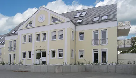 Das Haus wurde 2004 im Stil der Bäderarchitektur erbaut und sehr exklusiv augestattet.