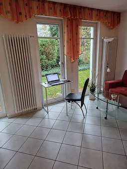 Bei Bedarf - z. B. für Workation: Im Wohnzimmer Laptop-Tisch mit dem Blick ins Grüne!