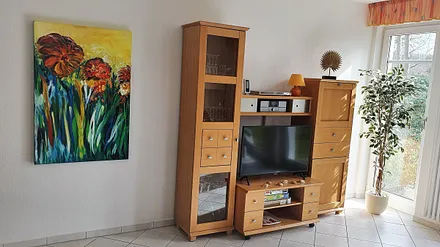 Anspruchsvolles Ambiente durch künstlerische Accessoires. Gleichzeitig lässt die Funktionalität keine Wünsche offen (101cm smart TV,Internet-Radio mit CD-Player, DVD-Player).