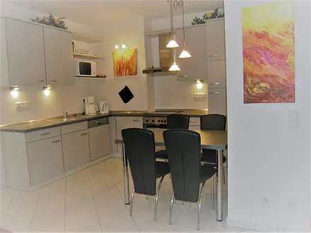 Geräumige Küche mit Essplatz. Ausstattung mit Geschirrspüler, Ceran-Kochfeld, Backherd, Mikrowelle, Kühl-Gefrier-Kombination und sehr großer Vielfalt an Küchengeräten.