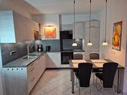 Moderne neue Nolte-Küche mit Siemens-Einbaugeräten