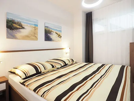 Schlafzimmer mit Doppelbett