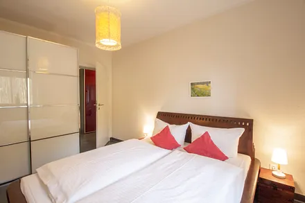 Schlafzimmer mit Doppelbett