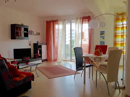 Wohnzimmer mit Zugang zum Balkon