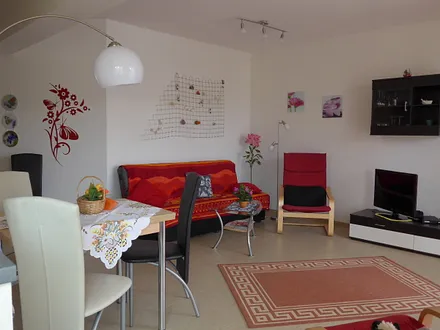 Wohnzimmer mit ausziehbarer Schlafcouch