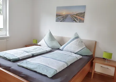 Schlafzimmer mit Kleiderschrank und Doppelbett ( 180x200 )