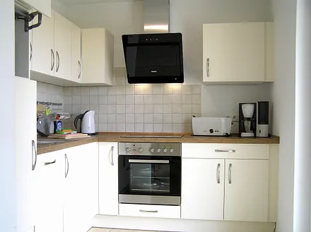 Küche mit Geschirrspüler, Herd / Backofen, Mikrowelle, Spüle, Kühlschrank mit Gefrierfach, Wasserkocher, Toaster, Kaffeemaschine