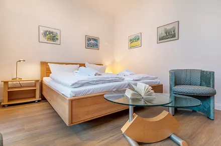 Das komfortable Bett mißt 180x200cm.