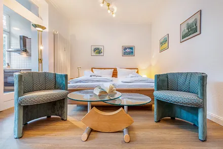 Die schöne helle Küche befindet sich im geschlossenen Balkon, der durch eine Glaswand vom Wohnschlafbereich getrennt ist.