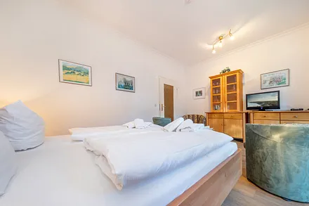 Flat-TV und kostenfreies WLAn sind vorhanden. Im Flur mit Garderobe befindet sich zudem ein Kleiderschrank.