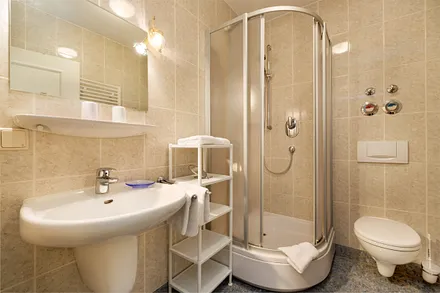 Hier der Blick in das schöne Duschbad.