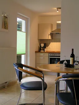 Küche mit Geschirrspüler, Mikrowelle & Co.