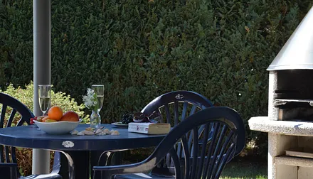 Pavillon mit Steinofengrill