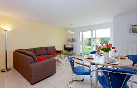 Ferienwohnung mit gemütlicher Eckcouch und Esstisch für 4 Personen