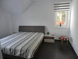 Schlafzimmer mit Doppelbett, geräumigen Schrank, TV