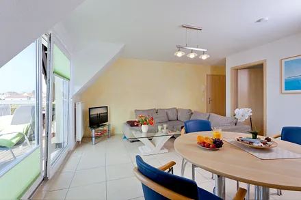 Wohn- und Essbereich mit Balkon