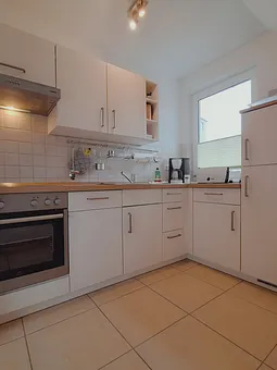 Küche mit Geschirrspüler, Herd, Ceranfeld