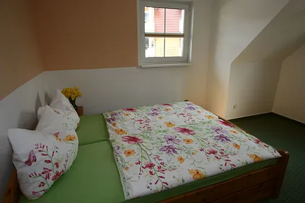 Schlafzimmer mit Verdunklungsplissees