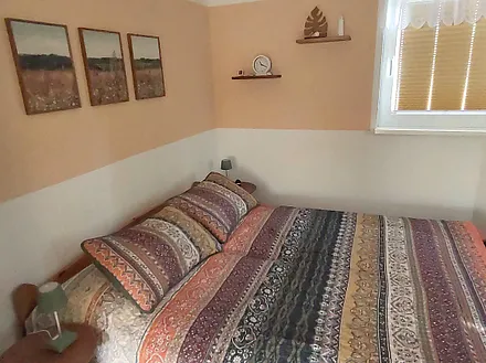 Schlafzimmer mit Verdunklungsplissees