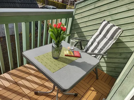 Sonniger Balkon mit Markise