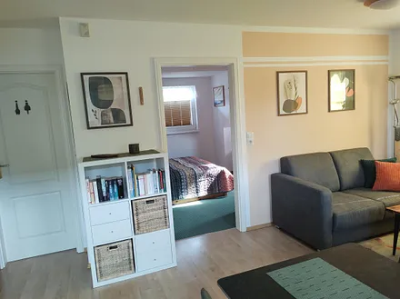 Wohnbereich mit Blick ins Schlafzimmer