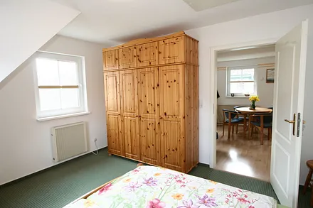 Schlafzimmer mit geräumigem Schrank 