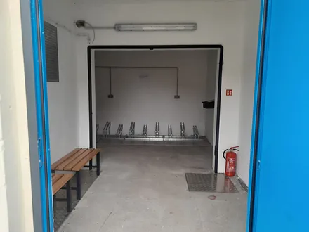 großer Fahrradabstellraum mit Auflademöglichkeit für E-Bikes