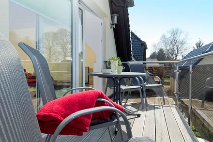 sonniger Balkon mit Gartenmöbel für 4 Personen 