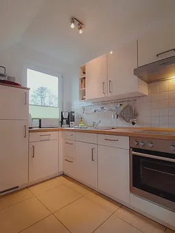 Küche mit Geschirrspüler, Herd, Ceranfeld