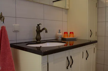 Bad mit Waschtisch und Regendusche