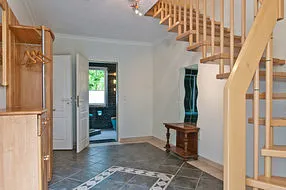 Flur mit Treppe zu den Wohn-und Schlafzimmern