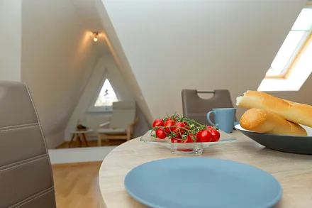 offnener Wohn- und Schlafbereich mit gemütlicher Gaube als Leseecke