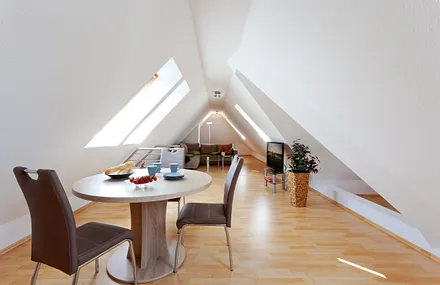 offener Wohn- und Schlafbereich mit gemütlicher Eckcouch und Esstisch für 3 Personen