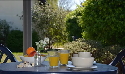 gemütliches Frühstück unterm Pavillon