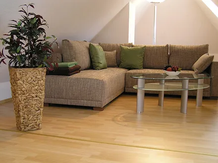 Wohnbereich mit gemütlichem Sofa und SAT-TV im  Dachgeschoss