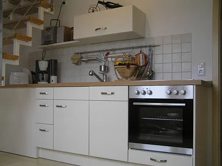 Küche mit Geschirrspüler, Herd, Kühslcharnk und Spüle