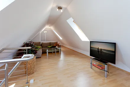 offener Wohn- und Schlafbereich im Dachgeschoss